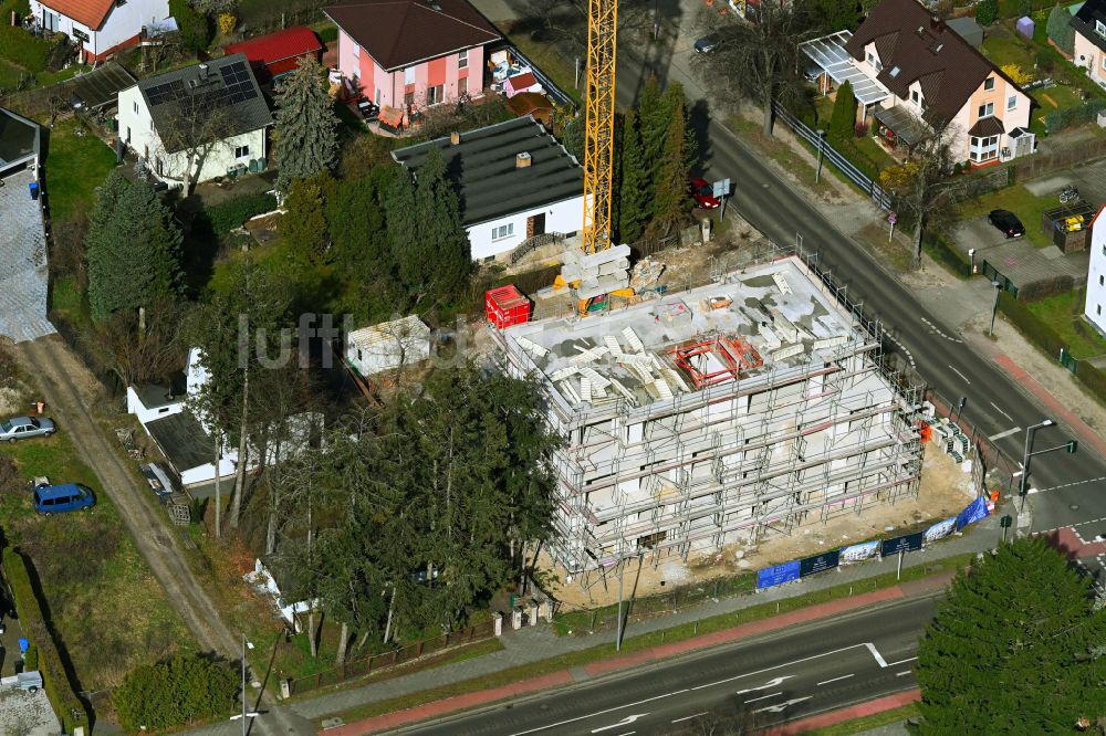 Berlin von oben - Baustelle zum Neubau eines Wohnhauses an der Lindenstraße im Ortsteil Kaulsdorf in Berlin, Deutschland