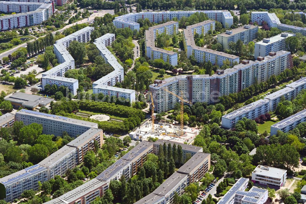 Berlin aus der Vogelperspektive: Baustelle zum Neubau eines Wohnhauses Lion-Feuchtwanger-Straße 61 in Berlin, Deutschland