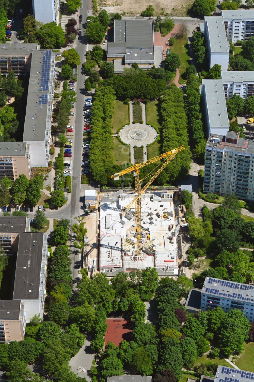 Berlin von oben - Baustelle zum Neubau eines Wohnhauses Lion-Feuchtwanger-Straße 61 in Berlin, Deutschland