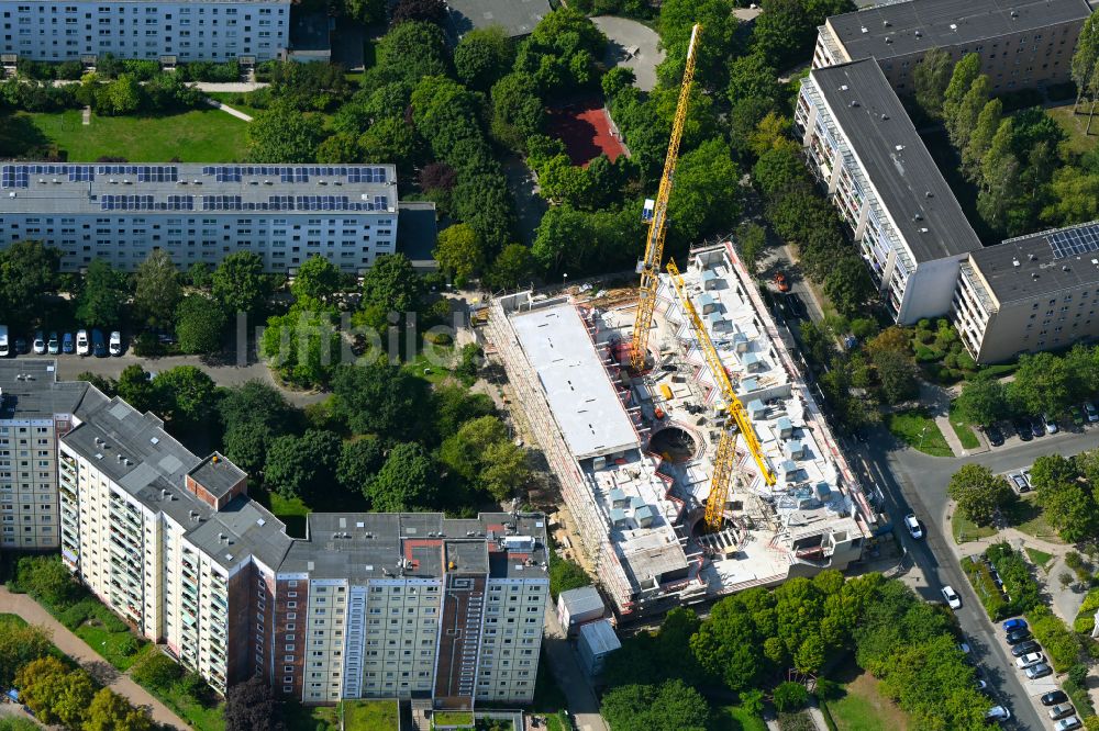 Berlin aus der Vogelperspektive: Baustelle zum Neubau eines Wohnhauses Lion-Feuchtwanger-Straße 61 in Berlin, Deutschland