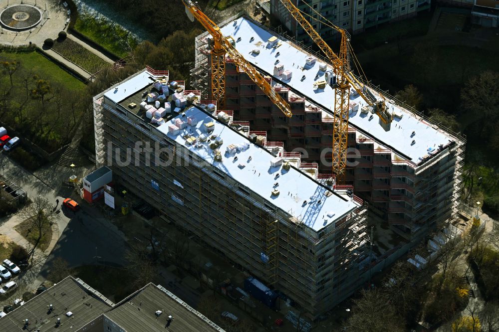 Berlin von oben - Baustelle zum Neubau eines Wohnhauses Lion-Feuchtwanger-Straße 61 in Berlin, Deutschland