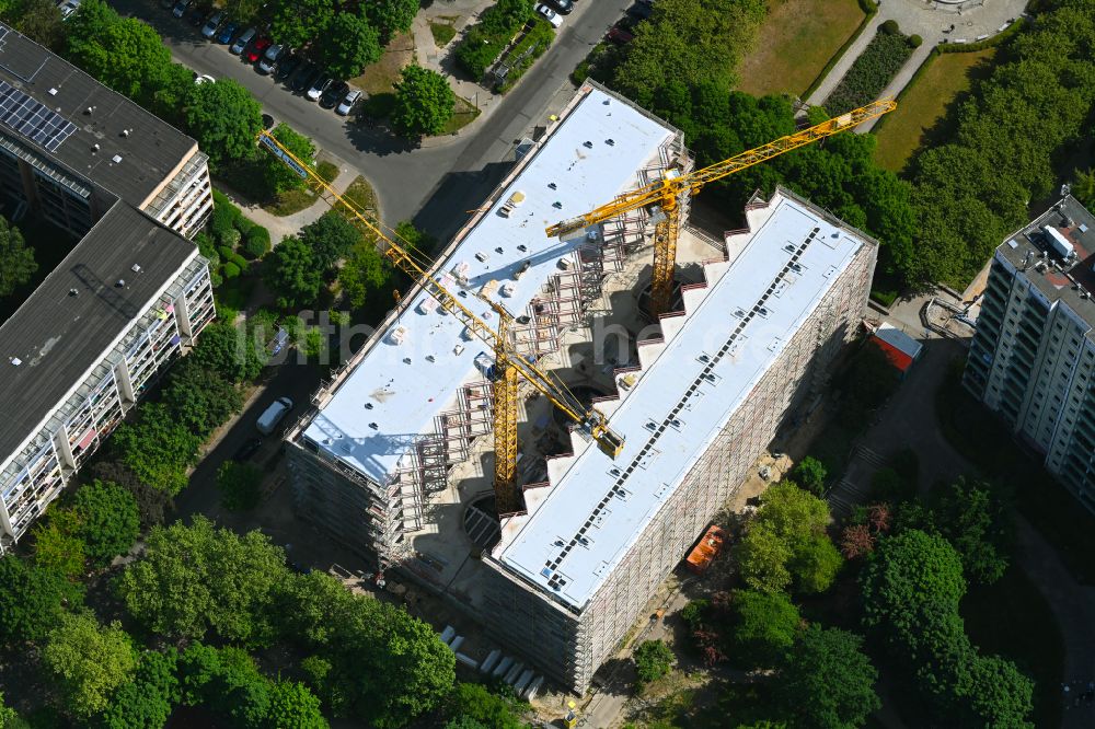 Luftbild Berlin - Baustelle zum Neubau eines Wohnhauses Lion-Feuchtwanger-Straße 61 in Berlin, Deutschland