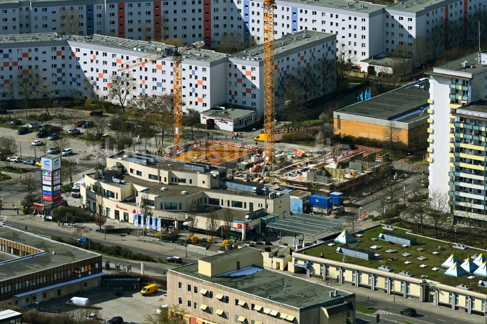 Berlin von oben - Baustelle zum Neubau eines Wohnhauses an der Ludwigsluster Straße im Ortsteil Hellersdorf in Berlin, Deutschland