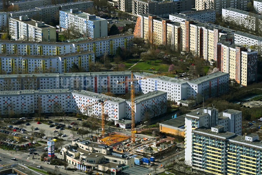 Berlin aus der Vogelperspektive: Baustelle zum Neubau eines Wohnhauses an der Ludwigsluster Straße im Ortsteil Hellersdorf in Berlin, Deutschland