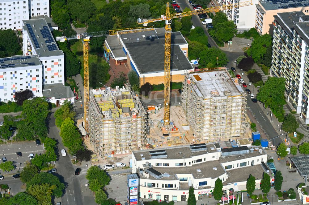 Luftbild Berlin - Baustelle zum Neubau eines Wohnhauses an der Ludwigsluster Straße im Ortsteil Hellersdorf in Berlin, Deutschland