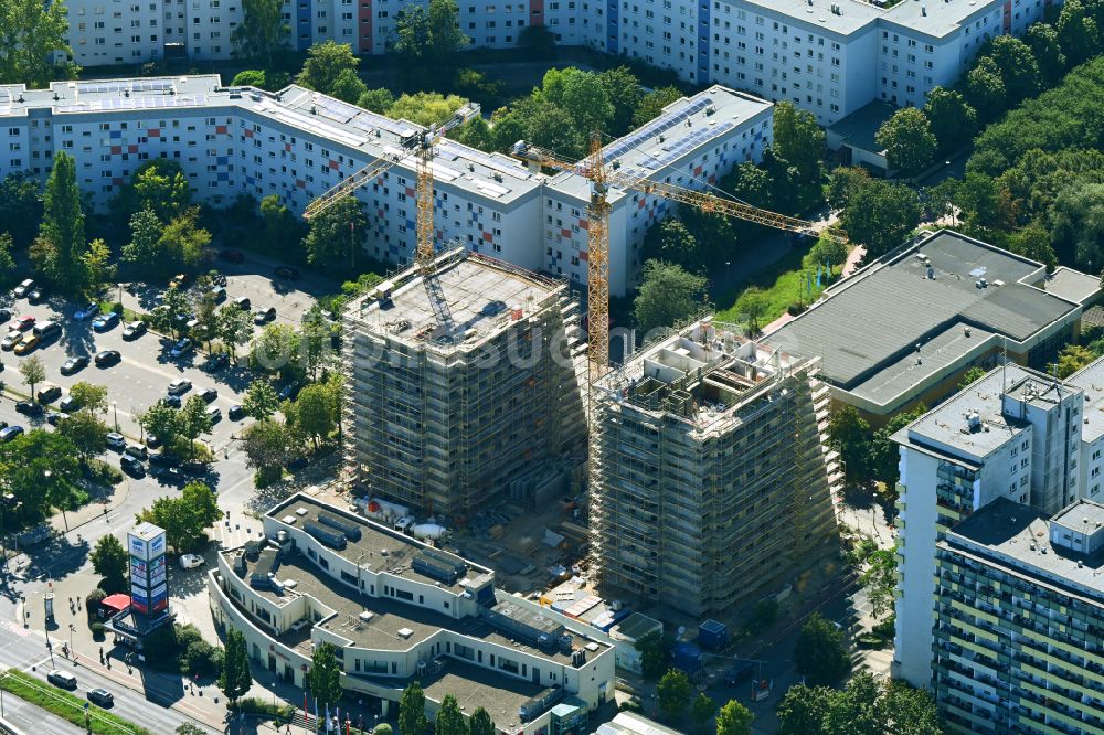 Berlin von oben - Baustelle zum Neubau eines Wohnhauses an der Ludwigsluster Straße im Ortsteil Hellersdorf in Berlin, Deutschland