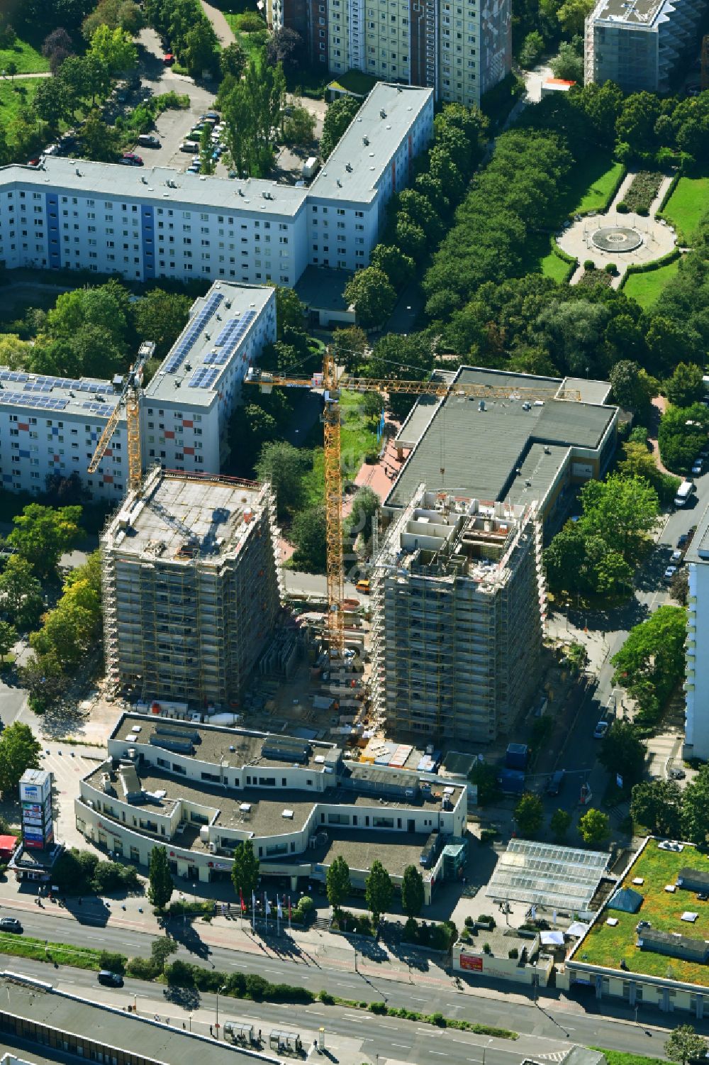 Luftbild Berlin - Baustelle zum Neubau eines Wohnhauses an der Ludwigsluster Straße im Ortsteil Hellersdorf in Berlin, Deutschland