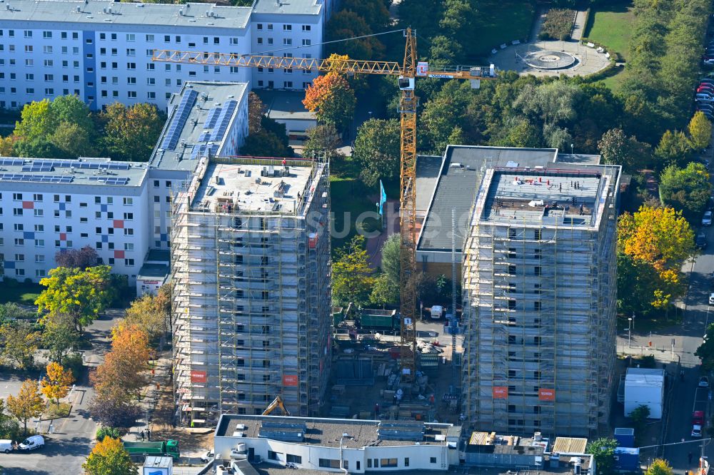 Luftaufnahme Berlin - Baustelle zum Neubau eines Wohnhauses an der Ludwigsluster Straße im Ortsteil Hellersdorf in Berlin, Deutschland