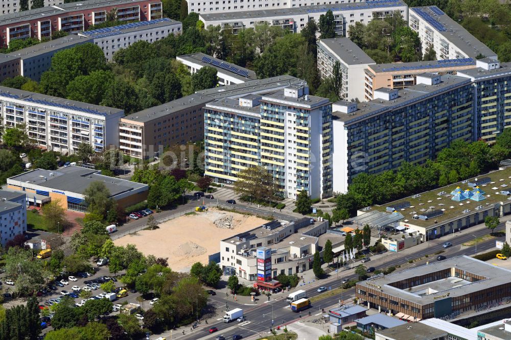 Berlin von oben - Baustelle zum Neubau eines Wohnhauses an der Ludwigsluster Straße im Ortsteil Kaulsdorf in Berlin, Deutschland