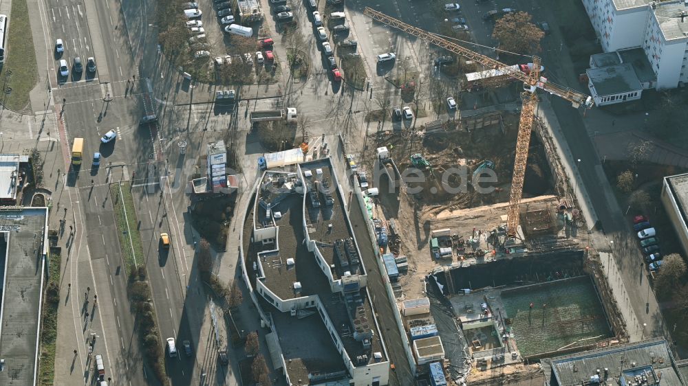 Luftaufnahme Berlin - Baustelle zum Neubau eines Wohnhauses an der Ludwigsluster Straße im Ortsteil Kaulsdorf in Berlin, Deutschland