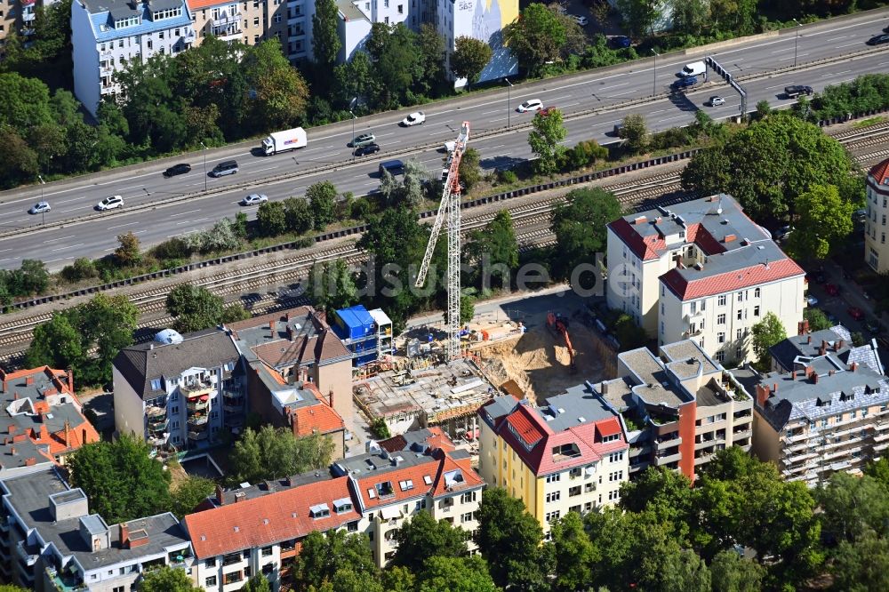 Berlin von oben - Baustelle zum Neubau eines Wohnhauses Maison VIKTORIA in Berlin, Deutschland