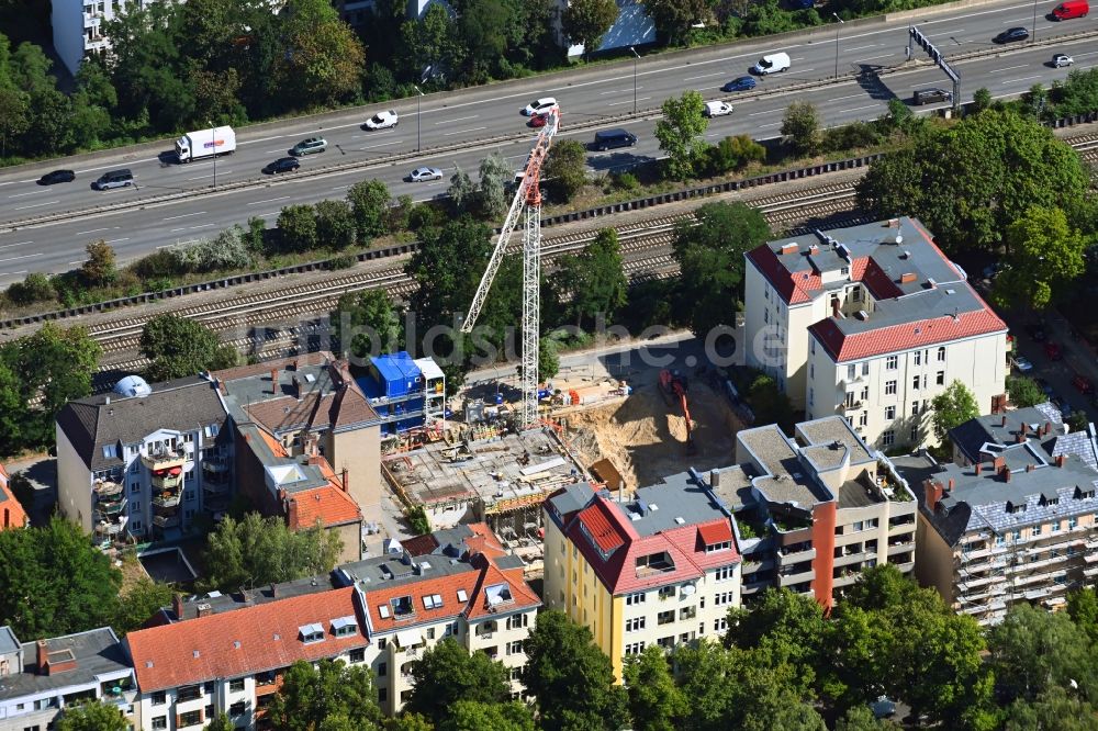 Berlin aus der Vogelperspektive: Baustelle zum Neubau eines Wohnhauses Maison VIKTORIA in Berlin, Deutschland