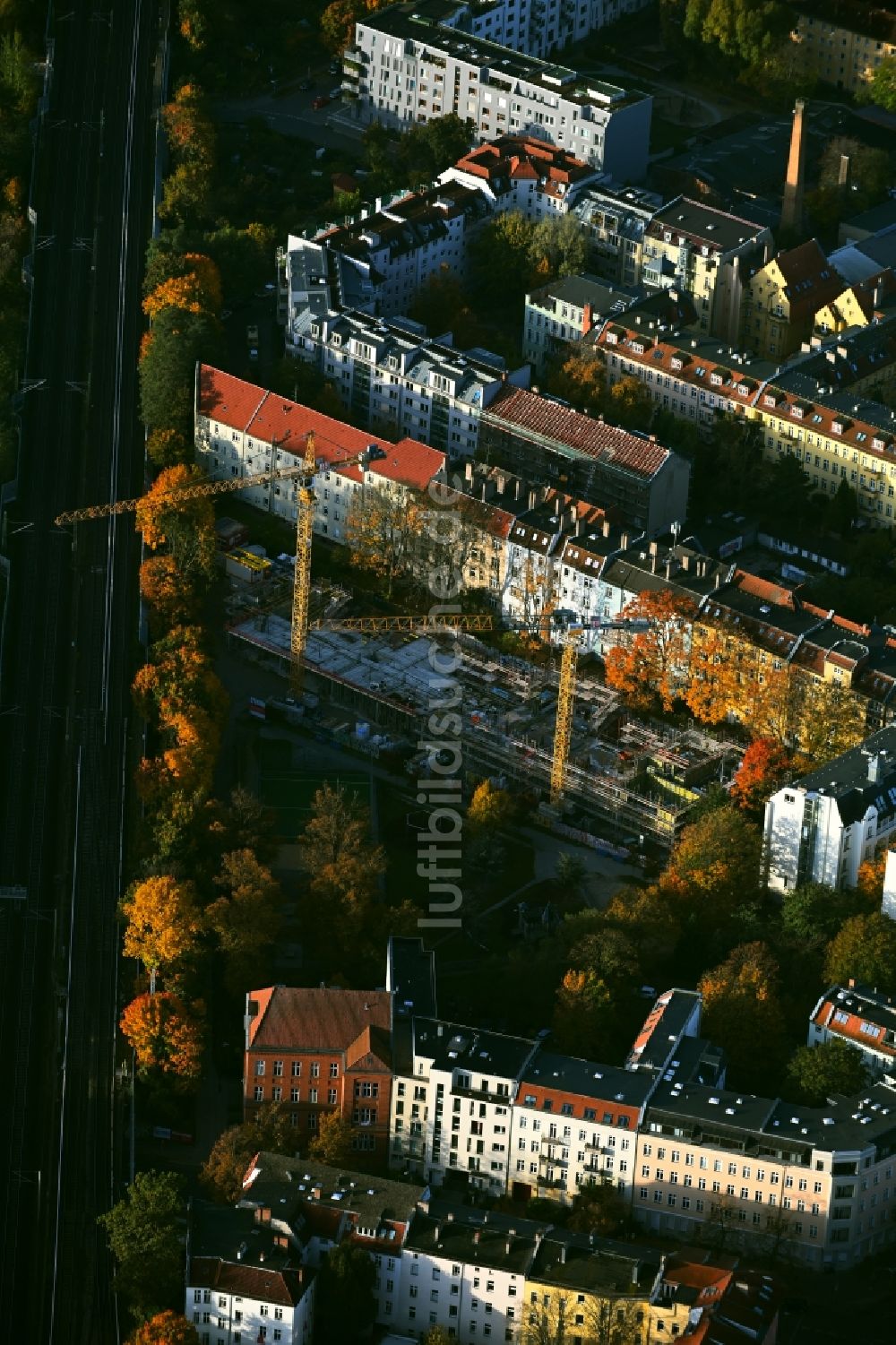 Luftbild Berlin - Baustelle zum Neubau eines Wohnhauses Mühlenstraße im Ortsteil Pankow in Berlin, Deutschland