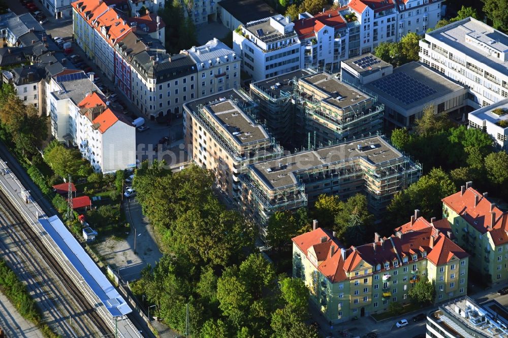 Luftbild München - Baustelle zum Neubau eines Wohnhauses am Neuhofener Platz im Ortsteil Sendling in München im Bundesland Bayern, Deutschland