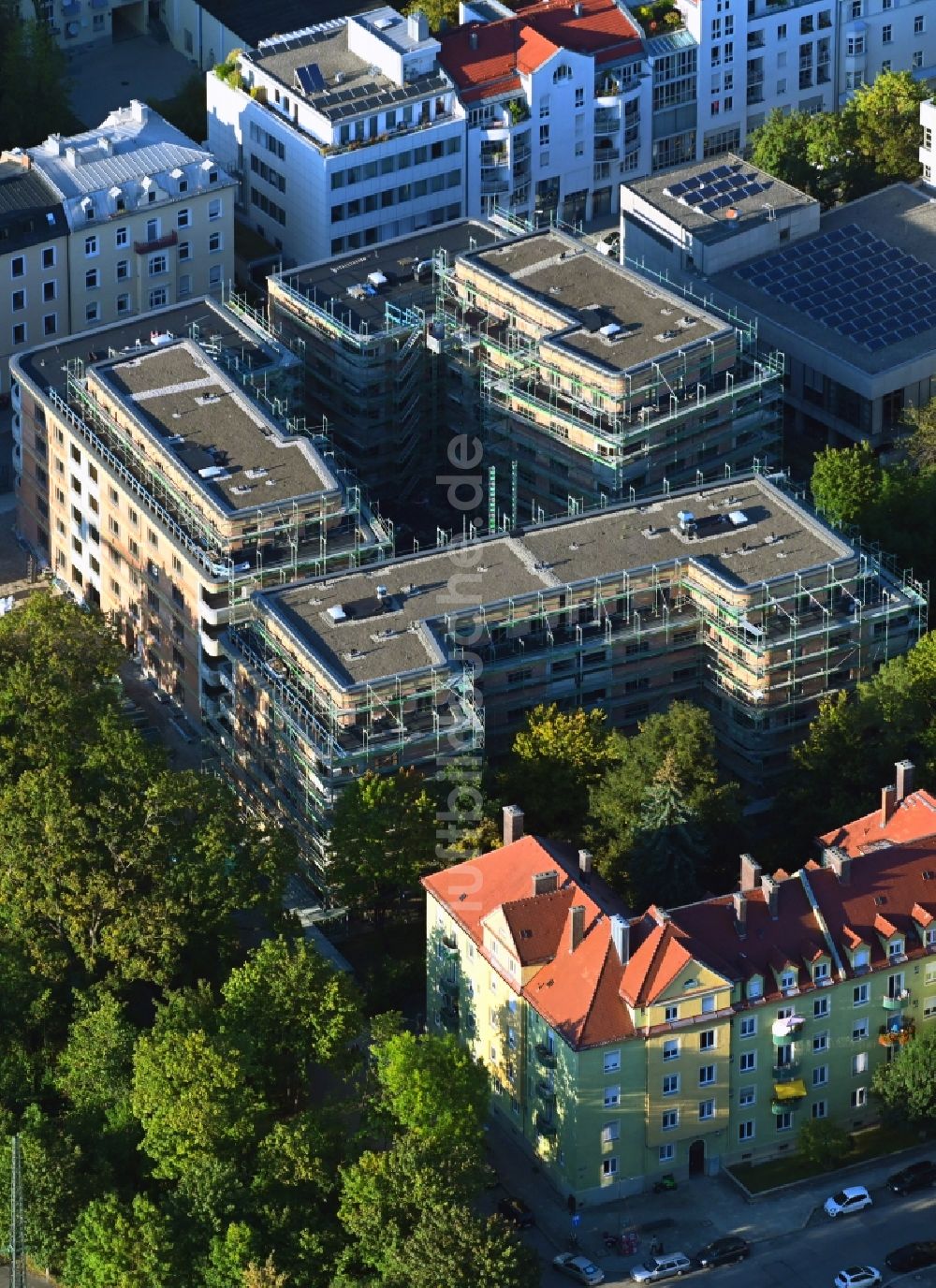 Luftaufnahme München - Baustelle zum Neubau eines Wohnhauses am Neuhofener Platz im Ortsteil Sendling in München im Bundesland Bayern, Deutschland