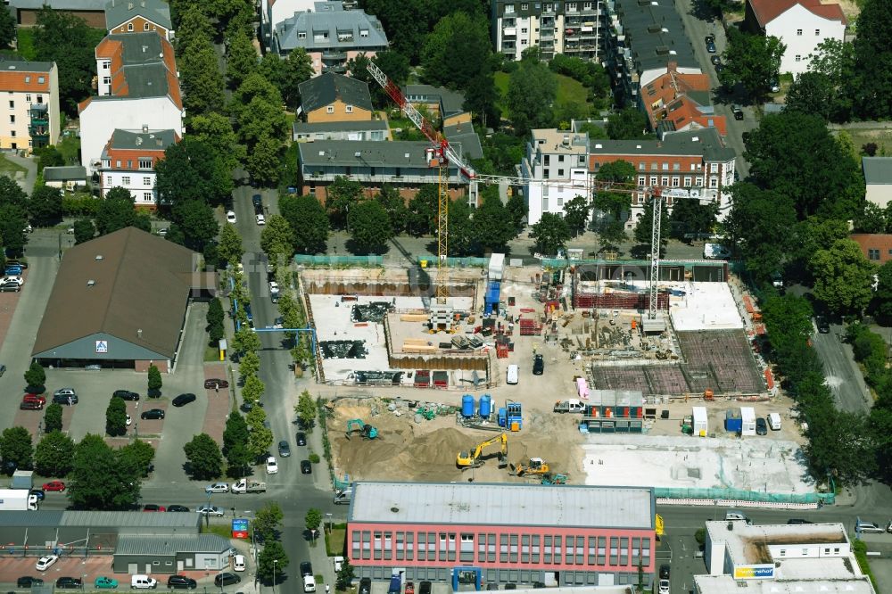 Berlin aus der Vogelperspektive: Baustelle zum Neubau eines Wohnhauses im Ortsteil Adlershof in Berlin, Deutschland