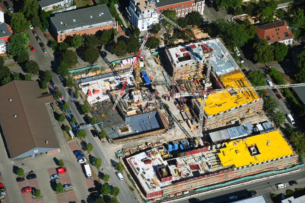 Luftbild Berlin - Baustelle zum Neubau eines Wohnhauses im Ortsteil Adlershof in Berlin, Deutschland