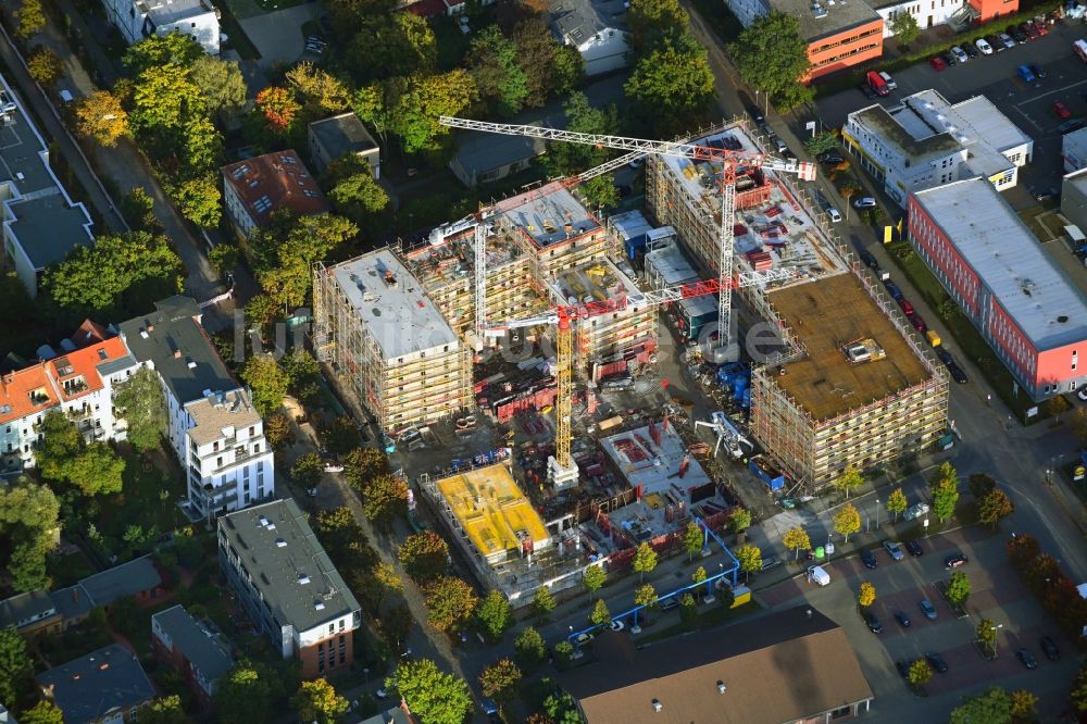 Berlin aus der Vogelperspektive: Baustelle zum Neubau eines Wohnhauses im Ortsteil Adlershof in Berlin, Deutschland