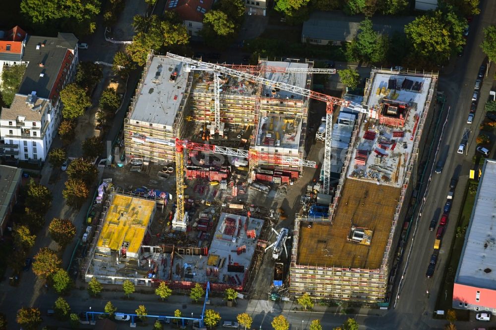 Luftaufnahme Berlin - Baustelle zum Neubau eines Wohnhauses im Ortsteil Adlershof in Berlin, Deutschland