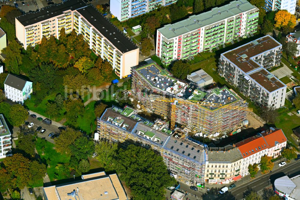 Luftbild Berlin - Baustelle zum Neubau eines Wohnhauses im Ortsteil Friedrichsfelde in Berlin, Deutschland