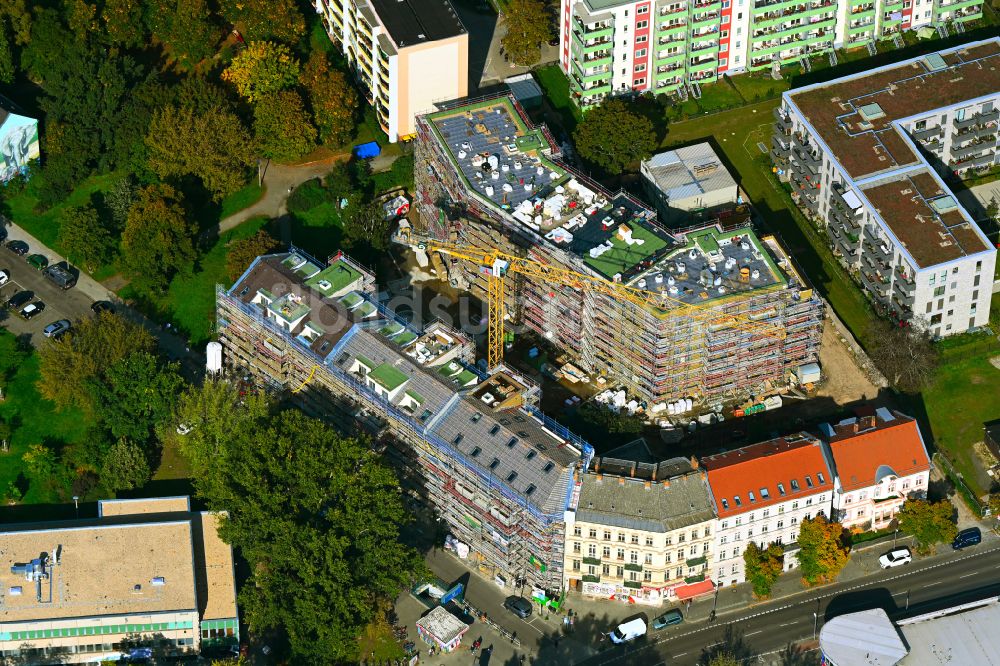 Luftaufnahme Berlin - Baustelle zum Neubau eines Wohnhauses im Ortsteil Friedrichsfelde in Berlin, Deutschland