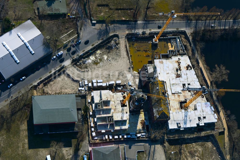 Berlin aus der Vogelperspektive: Baustelle zum Neubau eines Wohnhauses im Ortsteil Haselhorst in Berlin, Deutschland