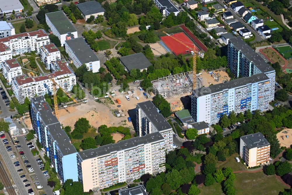 Luftbild Berlin - Baustelle zum Neubau eines Wohnhauses im Ortsteil Hellersdorf in Berlin, Deutschland
