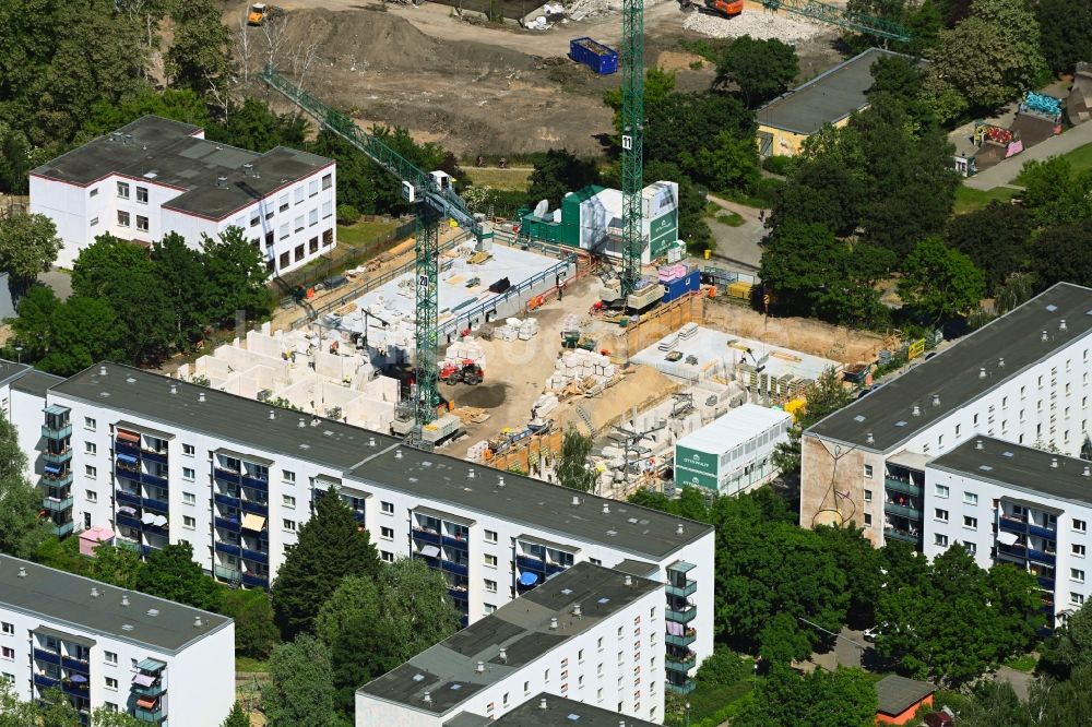 Luftaufnahme Berlin - Baustelle zum Neubau eines Wohnhauses im Ortsteil Hellersdorf in Berlin, Deutschland