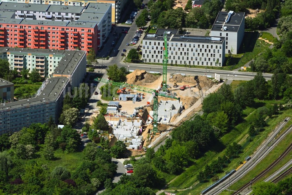 Berlin aus der Vogelperspektive: Baustelle zum Neubau eines Wohnhauses im Ortsteil Hellersdorf in Berlin, Deutschland