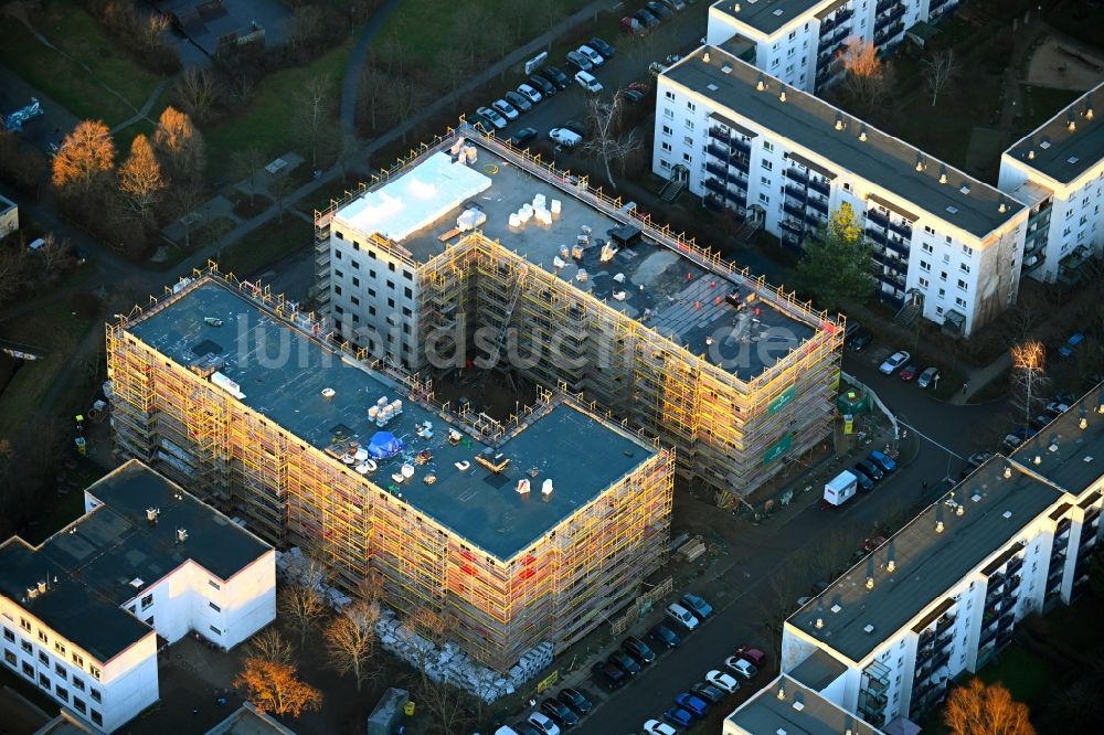 Berlin von oben - Baustelle zum Neubau eines Wohnhauses im Ortsteil Hellersdorf in Berlin, Deutschland