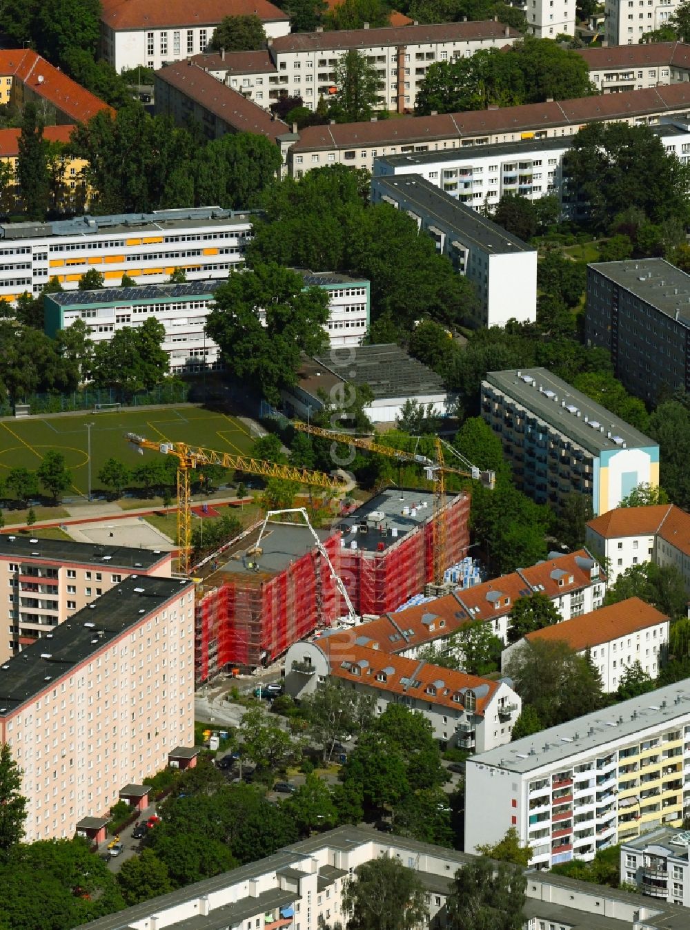 Luftaufnahme Berlin - Baustelle zum Neubau eines Wohnhauses im Ortsteil Hohenschönhausen in Berlin, Deutschland
