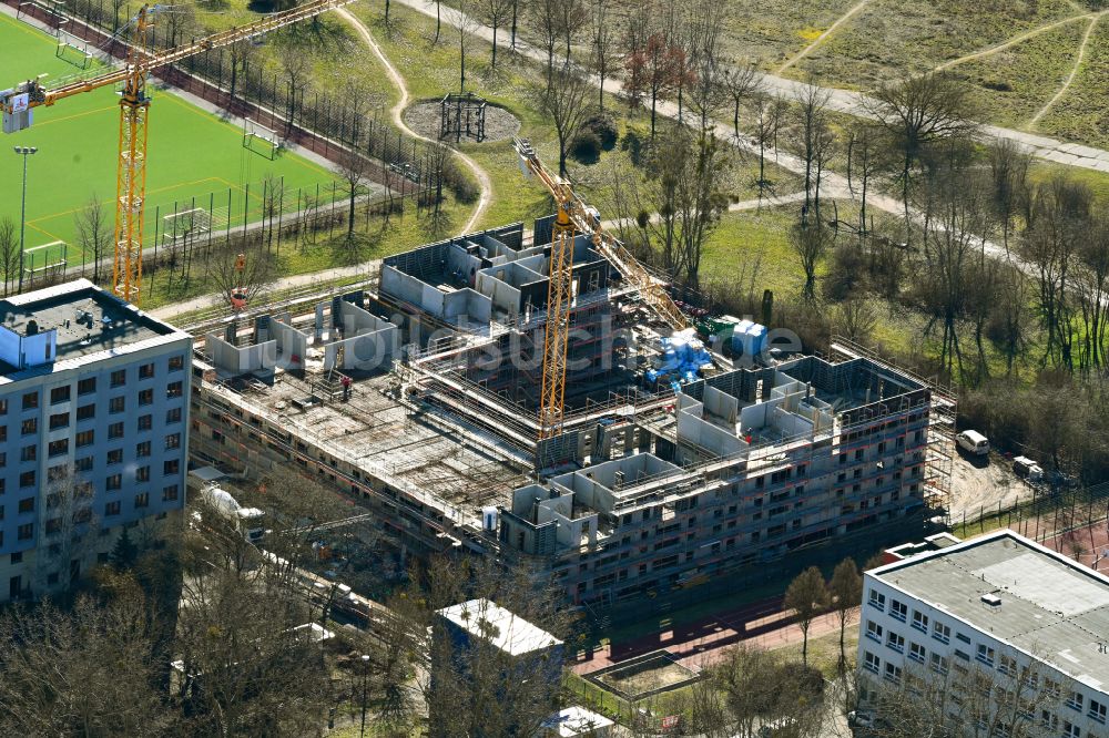 Luftaufnahme Berlin - Baustelle zum Neubau eines Wohnhauses im Ortsteil Marzahn in Berlin, Deutschland