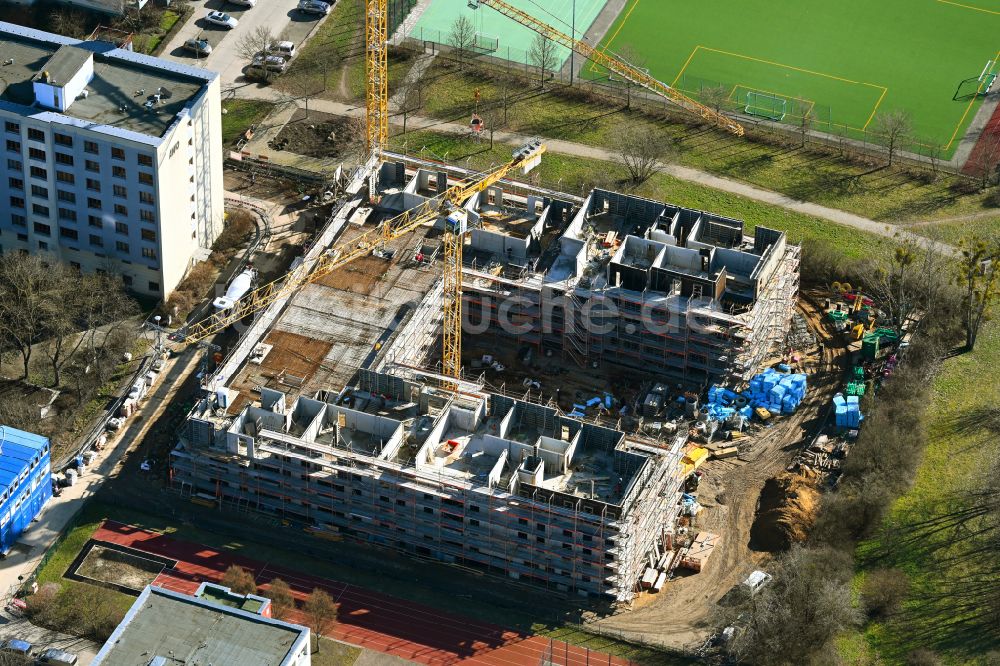 Luftbild Berlin - Baustelle zum Neubau eines Wohnhauses im Ortsteil Marzahn in Berlin, Deutschland