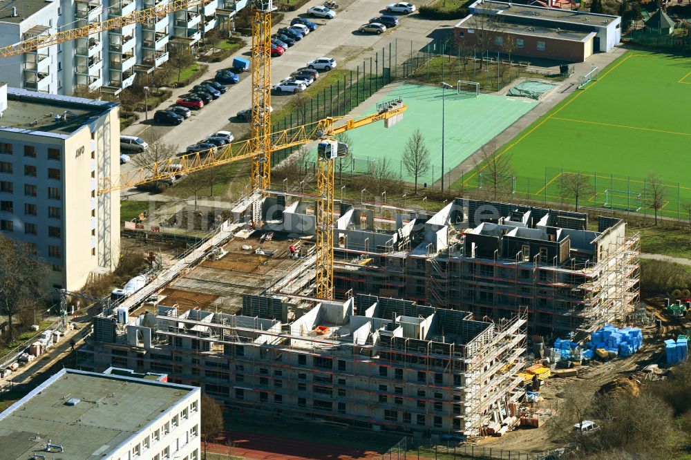 Luftaufnahme Berlin - Baustelle zum Neubau eines Wohnhauses im Ortsteil Marzahn in Berlin, Deutschland