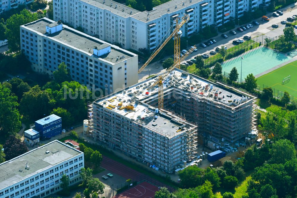 Berlin von oben - Baustelle zum Neubau eines Wohnhauses im Ortsteil Marzahn in Berlin, Deutschland