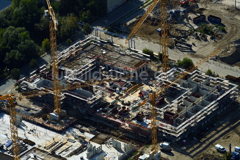 Luftaufnahme Berlin - Baustelle zum Neubau eines Wohnhauses im Ortsteil Spandau Hakenfelde in Berlin, Deutschland