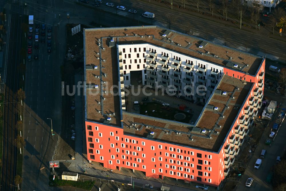 Luftaufnahme Berlin - Baustelle zum Neubau eines Wohnhauses Pöhlbergstraße im Ortsteil Marzahn in Berlin, Deutschland