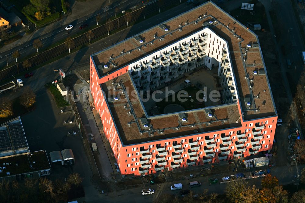Berlin aus der Vogelperspektive: Baustelle zum Neubau eines Wohnhauses Pöhlbergstraße im Ortsteil Marzahn in Berlin, Deutschland