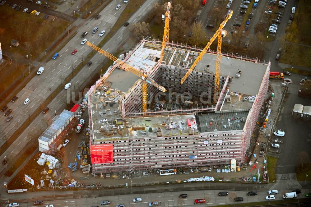 Luftaufnahme Berlin - Baustelle zum Neubau eines Wohnhauses Pöhlbergstraße im Ortsteil Marzahn in Berlin, Deutschland