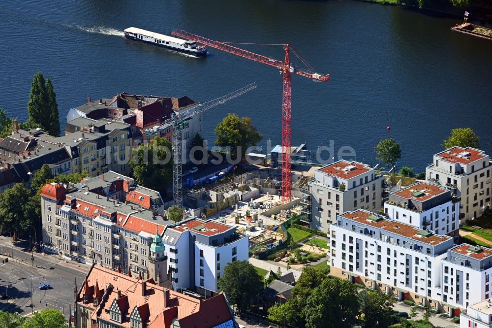 Berlin von oben - Baustelle zum Neubau eines Wohnhauses des Projekts BUWOG UFERKRONE Suno am Ufer der Spree in Köpenick in Berlin, Deutschland