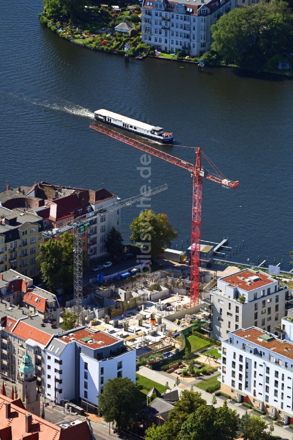 Luftbild Berlin - Baustelle zum Neubau eines Wohnhauses des Projekts BUWOG UFERKRONE Suno am Ufer der Spree in Köpenick in Berlin, Deutschland
