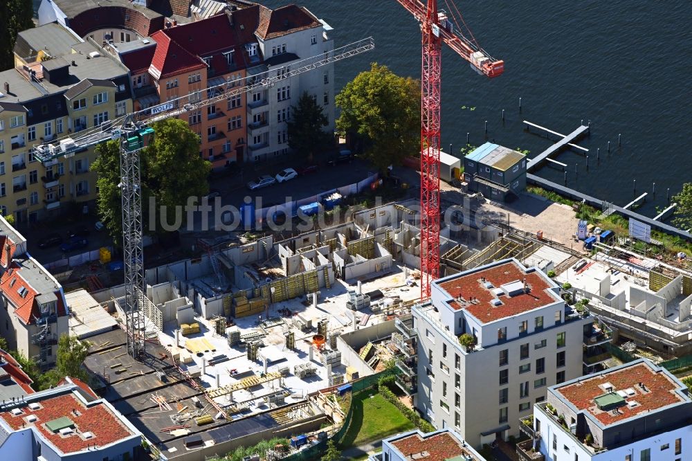 Luftaufnahme Berlin - Baustelle zum Neubau eines Wohnhauses des Projekts BUWOG UFERKRONE Suno am Ufer der Spree in Köpenick in Berlin, Deutschland