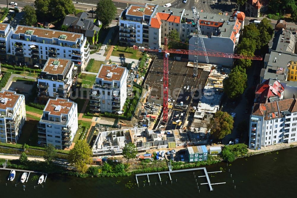 Luftbild Berlin - Baustelle zum Neubau eines Wohnhauses des Projekts BUWOG UFERKRONE Suno am Ufer der Spree in Köpenick in Berlin, Deutschland