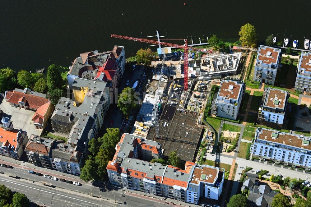 Luftaufnahme Berlin - Baustelle zum Neubau eines Wohnhauses des Projekts BUWOG UFERKRONE Suno am Ufer der Spree in Köpenick in Berlin, Deutschland