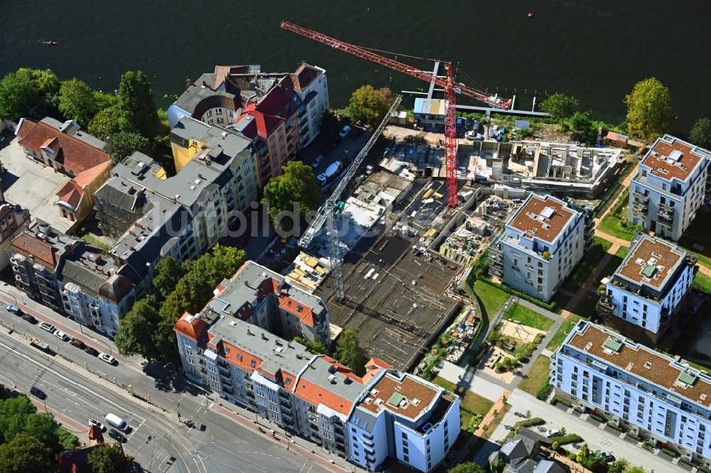Berlin von oben - Baustelle zum Neubau eines Wohnhauses des Projekts BUWOG UFERKRONE Suno am Ufer der Spree in Köpenick in Berlin, Deutschland