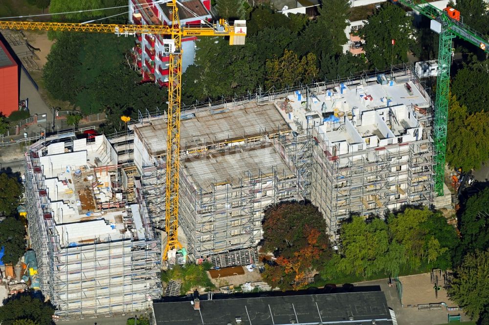 Berlin von oben - Baustelle zum Neubau eines Wohnhauses des Projekts entSPANDAU an der Flankenschanze in Berlin, Deutschland