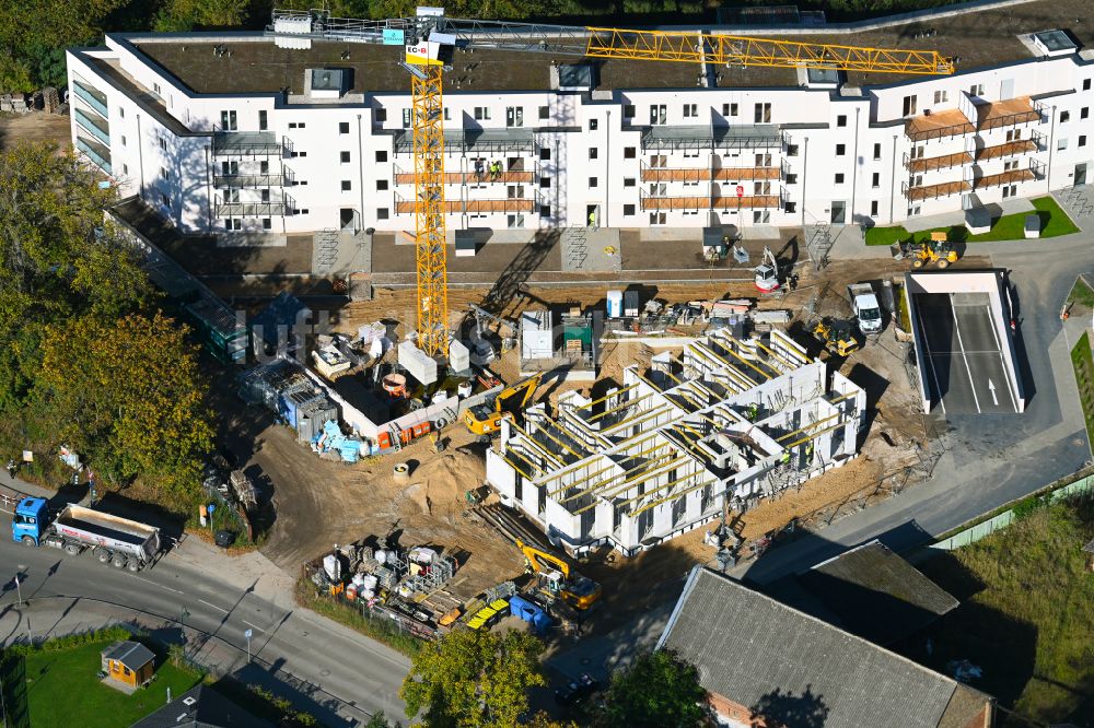 Luftbild Bernau - Baustelle zum Neubau eines Wohnhauses des Projekts Panke Aue am Schönfelder Weg in Bernau im Bundesland Brandenburg, Deutschland
