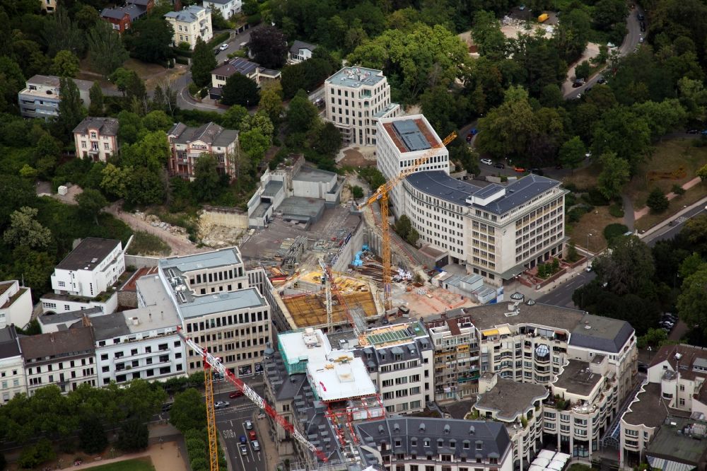 Wiesbaden aus der Vogelperspektive: Baustelle zum Neubau eines Wohnhauses Quartier Kureck in Wiesbaden im Bundesland Hessen, Deutschland