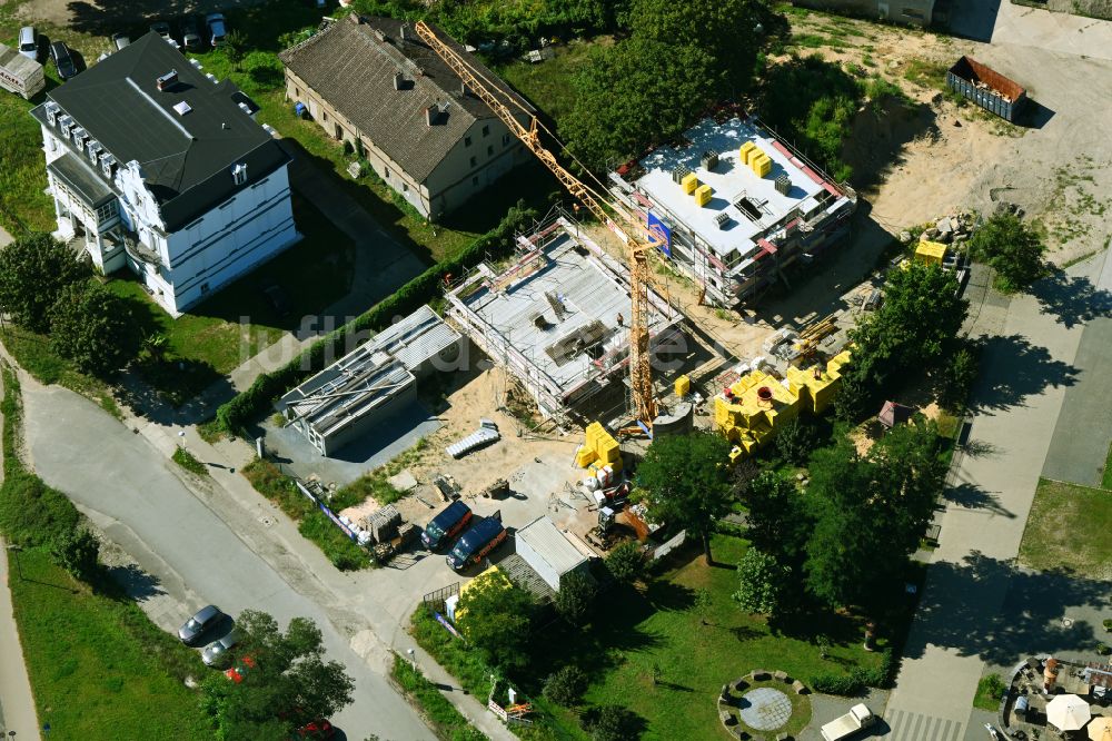 Luftbild Hoppegarten - Baustelle zum Neubau eines Wohnhauses an der Rennbahnallee in Hoppegarten im Bundesland Brandenburg, Deutschland