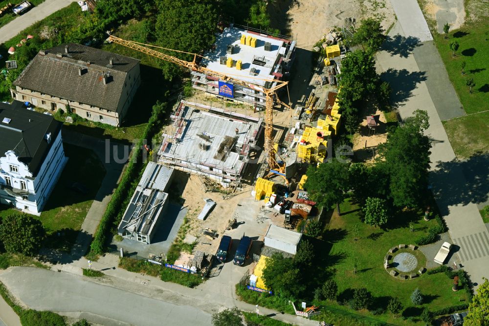Luftaufnahme Hoppegarten - Baustelle zum Neubau eines Wohnhauses an der Rennbahnallee in Hoppegarten im Bundesland Brandenburg, Deutschland